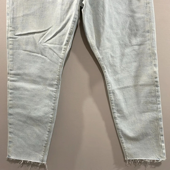NWT Levi’s Premium Wedgie High Rise Raw Hem Light Wash Denim Jeans 33 - Picture 3 of 16